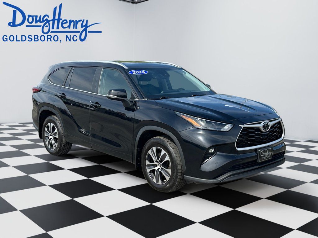Used 2024 Toyota Highlander XLE AWD/4WD image 7