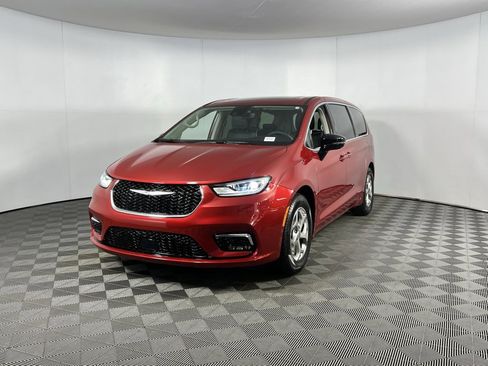 Certified 2024 Chrysler Pacifica Limited image 11