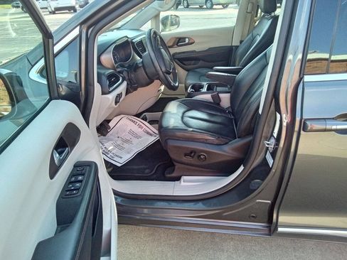 Used 2017 Chrysler Pacifica Touring-L image 13