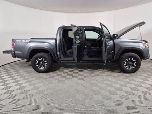 Used 2022 Toyota Tacoma TRD Off-Road w/ Technology Package AWD/4WD image 9