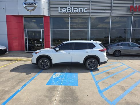 Used 2024 Nissan Rogue SV w/ SV Premium Package FWD image 4