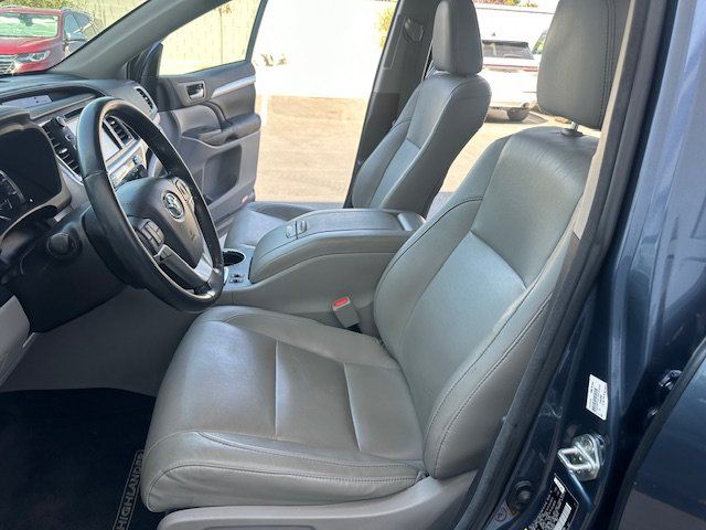Used 2018 Toyota Highlander XLE w/ Carpet Mat Package (TMS) FWD image 19