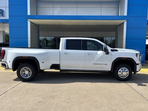 New 2026 GMC Sierra 3500 Denali Ultimate w/ LPO, Black Badging Package AWD/4WD image 2