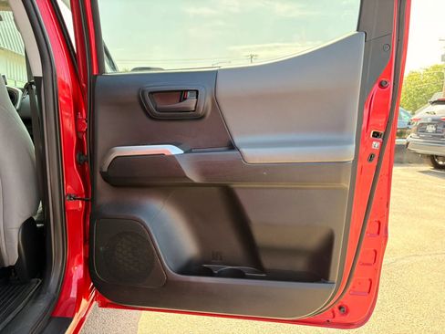 Used 2017 Toyota Tacoma SR5 w/ Tow Package AWD/4WD image 9
