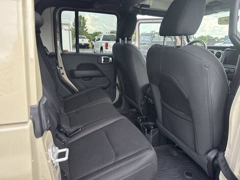 Used 2022 Jeep Gladiator Overland w/ LED Lighting Group AWD/4WD image 34