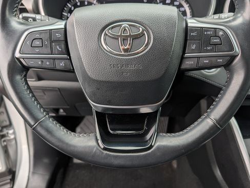 Used 2020 Toyota Highlander XLE AWD/4WD image 25