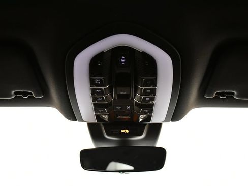 Certified 2025 Porsche Macan AWD/4WD image 25