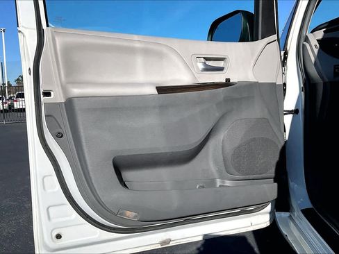 Used 2017 Toyota Sienna XLE image 25