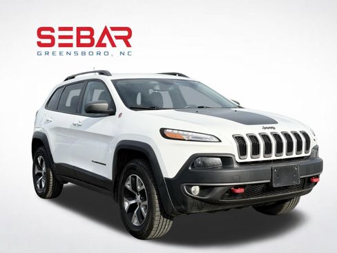 Used 2017 Jeep Cherokee Trailhawk AWD/4WD image 7