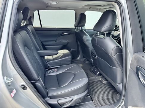 Used 2023 Toyota Highlander XLE AWD/4WD image 13