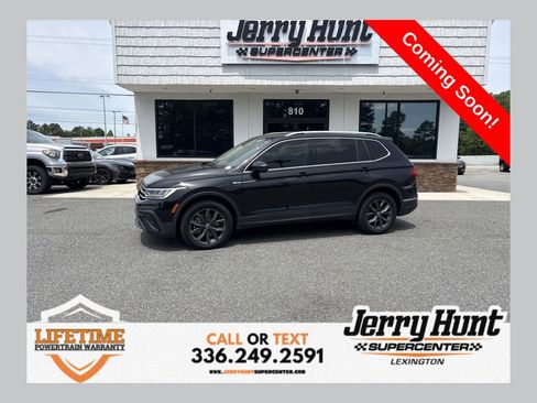 Used 2023 Volkswagen Tiguan SE w/ Panoramic Sunroof Package FWD image 1