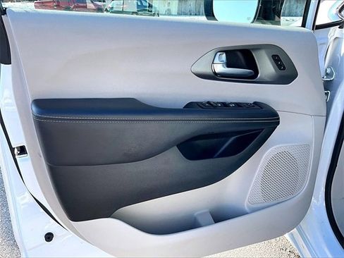 Used 2024 Chrysler Pacifica Touring-L image 9