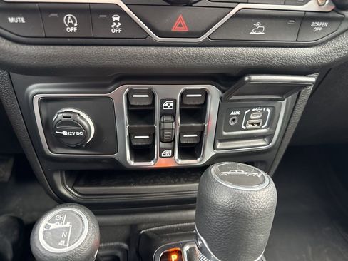 New 2025 Jeep Gladiator Sport image 30