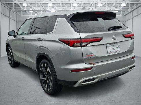 Used 2024 Mitsubishi Outlander SE image 3