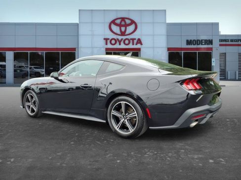 Used 2025 Ford Mustang Coupe RWD image 3
