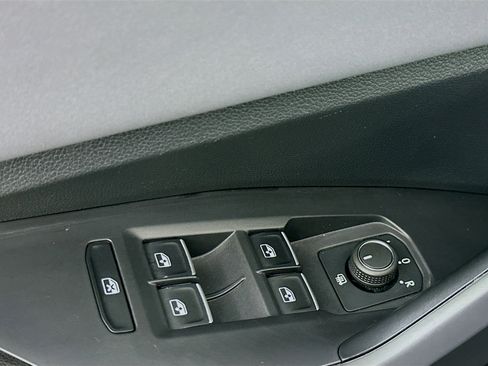 Used 2025 Volkswagen Jetta SE image 15