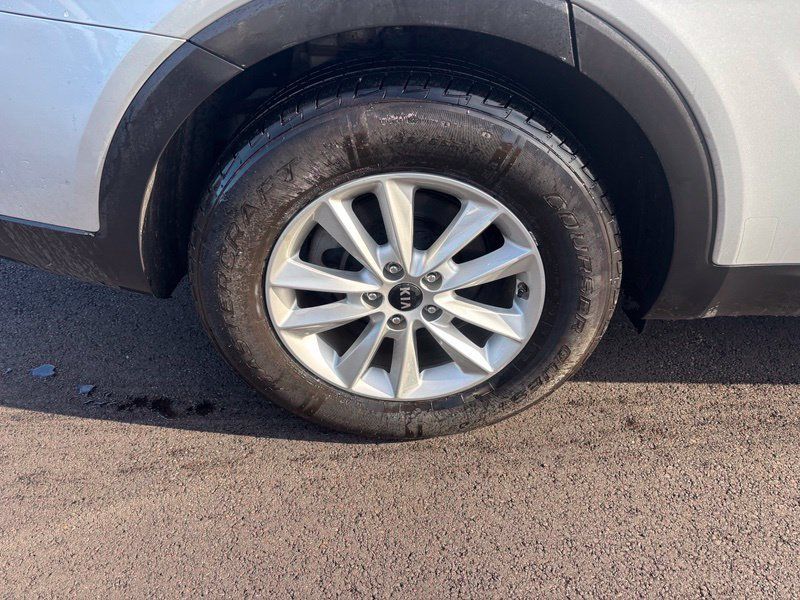Used 2020 Kia Sorento LX AWD/4WD image 16
