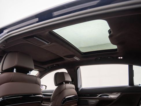 Certified 2022 BMW 750i xDrive w/ Luxury Rear Seating Package image 18