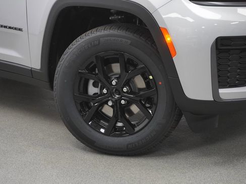 New 2026 Jeep Grand Cherokee Altitude AWD/4WD image 4