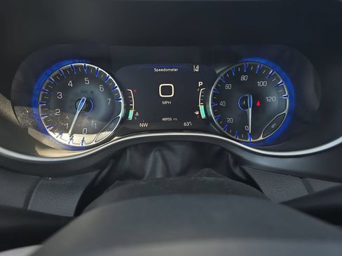 Used 2024 Chrysler Pacifica Touring-L FWD image 17