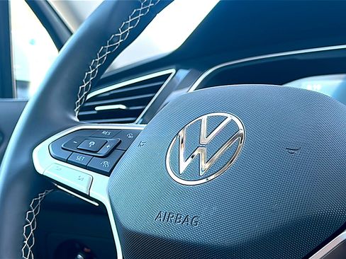 Used 2024 Volkswagen Tiguan SE w/ Panoramic Sunroof Package image 29