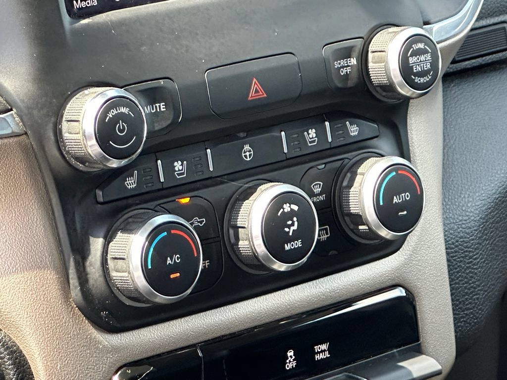 Used 2019 RAM 1500 Laramie AWD/4WD image 16