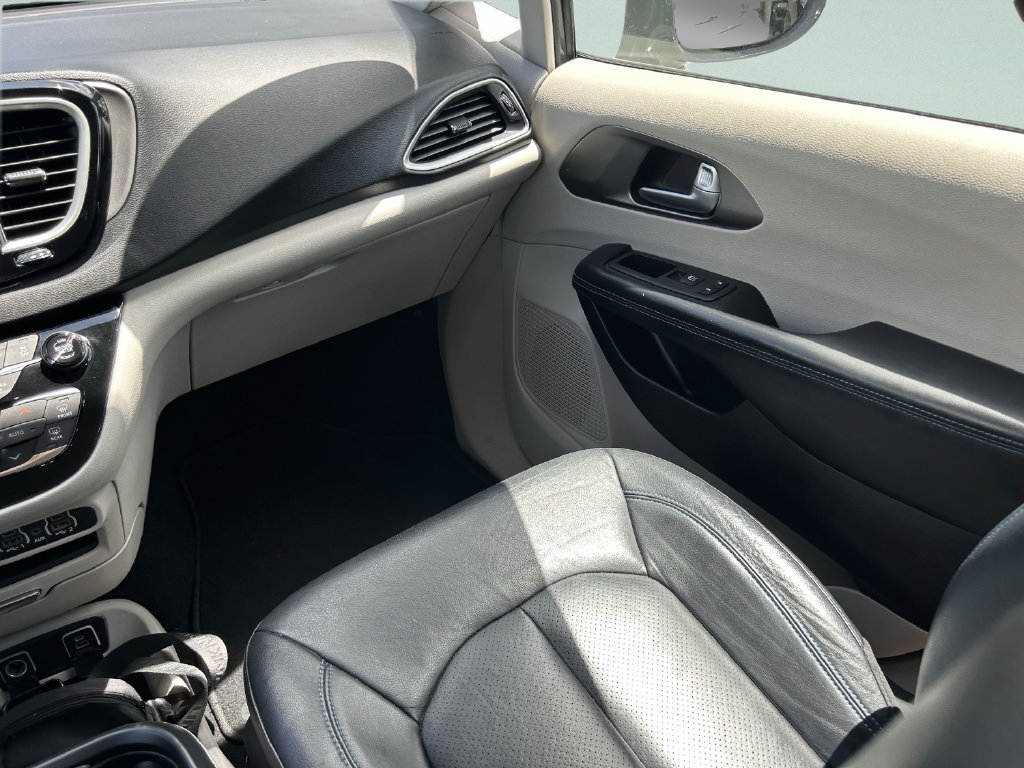 Used 2021 Chrysler Pacifica Touring-L FWD image 21
