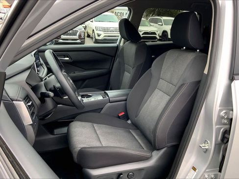 Used 2024 Nissan Rogue SV image 8