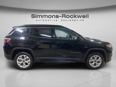 Used 2025 Jeep Compass Latitude AWD/4WD image 6