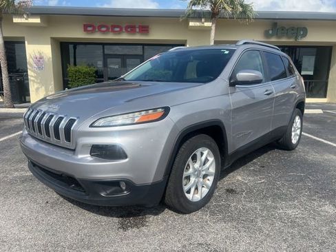Used 2018 Jeep Cherokee Latitude Plus FWD image 3