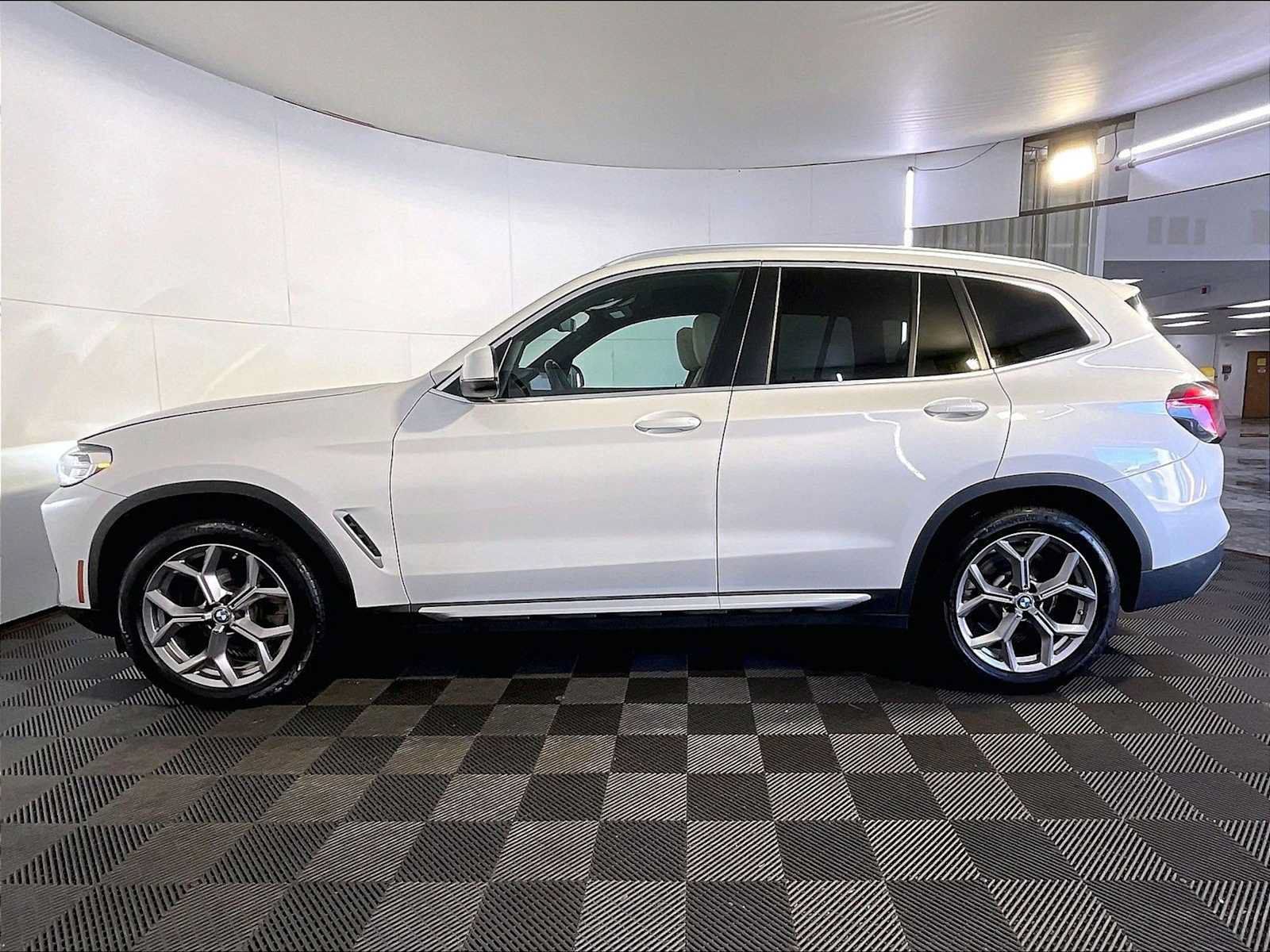 Used 2023 BMW X3 xDrive30i w/ Premium Package AWD/4WD image 2