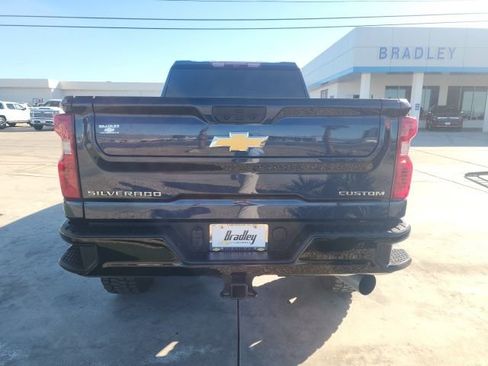 Used 2023 Chevrolet Silverado 2500 Custom w/ Custom Value Package image 5