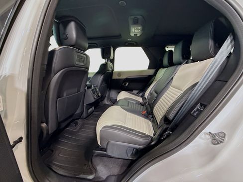 Used 2024 Land Rover Discovery Metropolitan Edition image 22