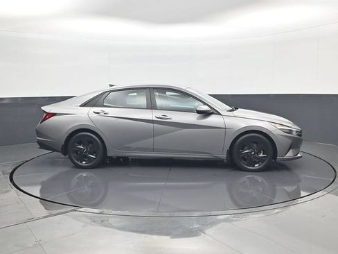 Used 2022 Hyundai Elantra SEL w/ Convenience Package FWD image 4