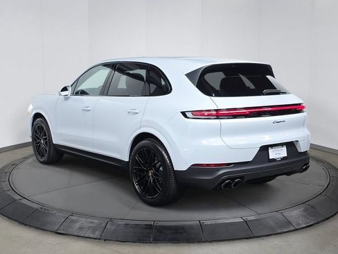 Certified 2025 Porsche Cayenne AWD/4WD image 3