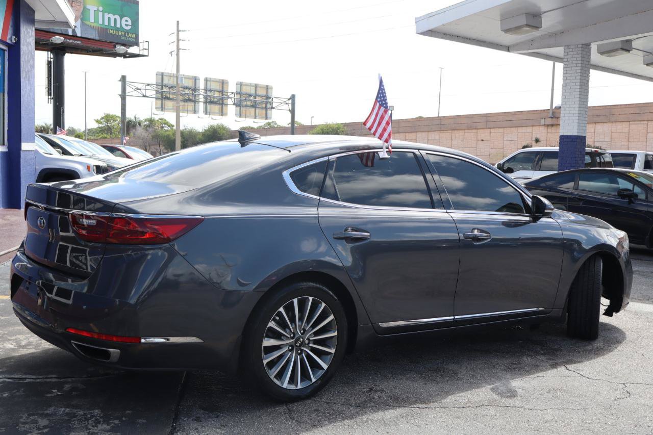 Used 2017 Kia Cadenza Premium w/ Luxury Package FWD image 5