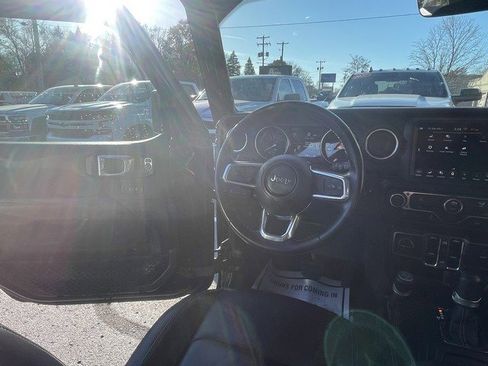 Used 2022 Jeep Wrangler Unlimited Sahara image 29