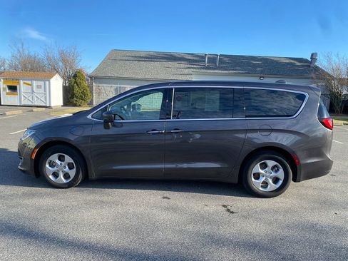 Used 2018 Chrysler Pacifica Touring Plus image 9