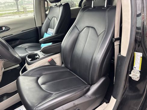Used 2023 Chrysler Pacifica Touring-L FWD image 54