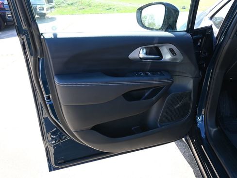 New 2025 Chrysler Pacifica Select image 9