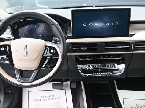 Used 2025 Lincoln Corsair Premiere image 6