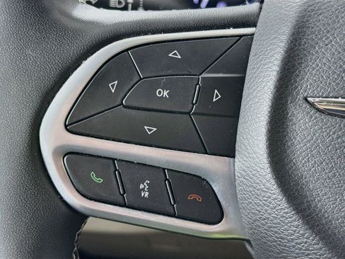 Used 2024 Chrysler Pacifica Touring-L FWD image 8