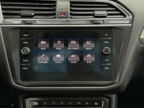 Used 2018 Volkswagen Tiguan SE w/ Panoramic Sunroof Package image 52