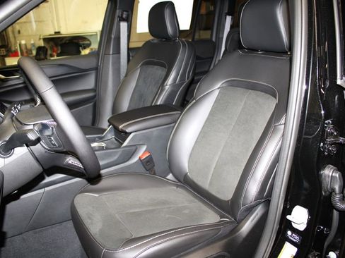 New 2025 Jeep Grand Cherokee Altitude image 24