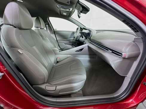 Used 2024 Hyundai Elantra SEL image 30