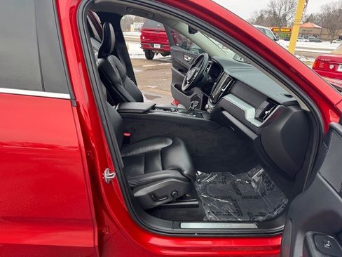 Used 2019 Volvo XC60 T5 Momentum w/ Protection Package Premier AWD/4WD image 36