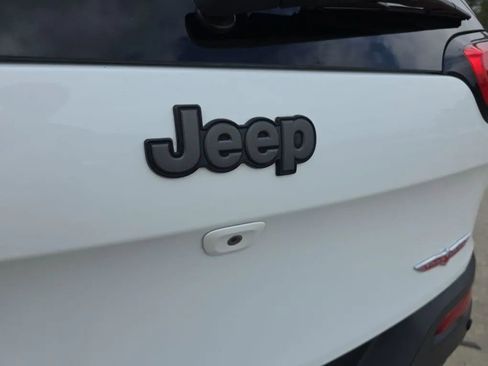 Used 2017 Jeep Cherokee Trailhawk image 10