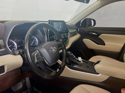Used 2021 Toyota Highlander XLE image 10