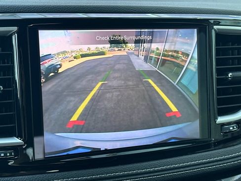 Used 2024 Chrysler Pacifica Limited FWD image 19