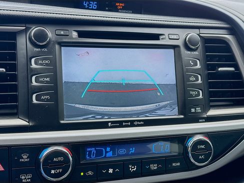 Used 2017 Toyota Highlander XLE w/ Carpet Mat Package image 10